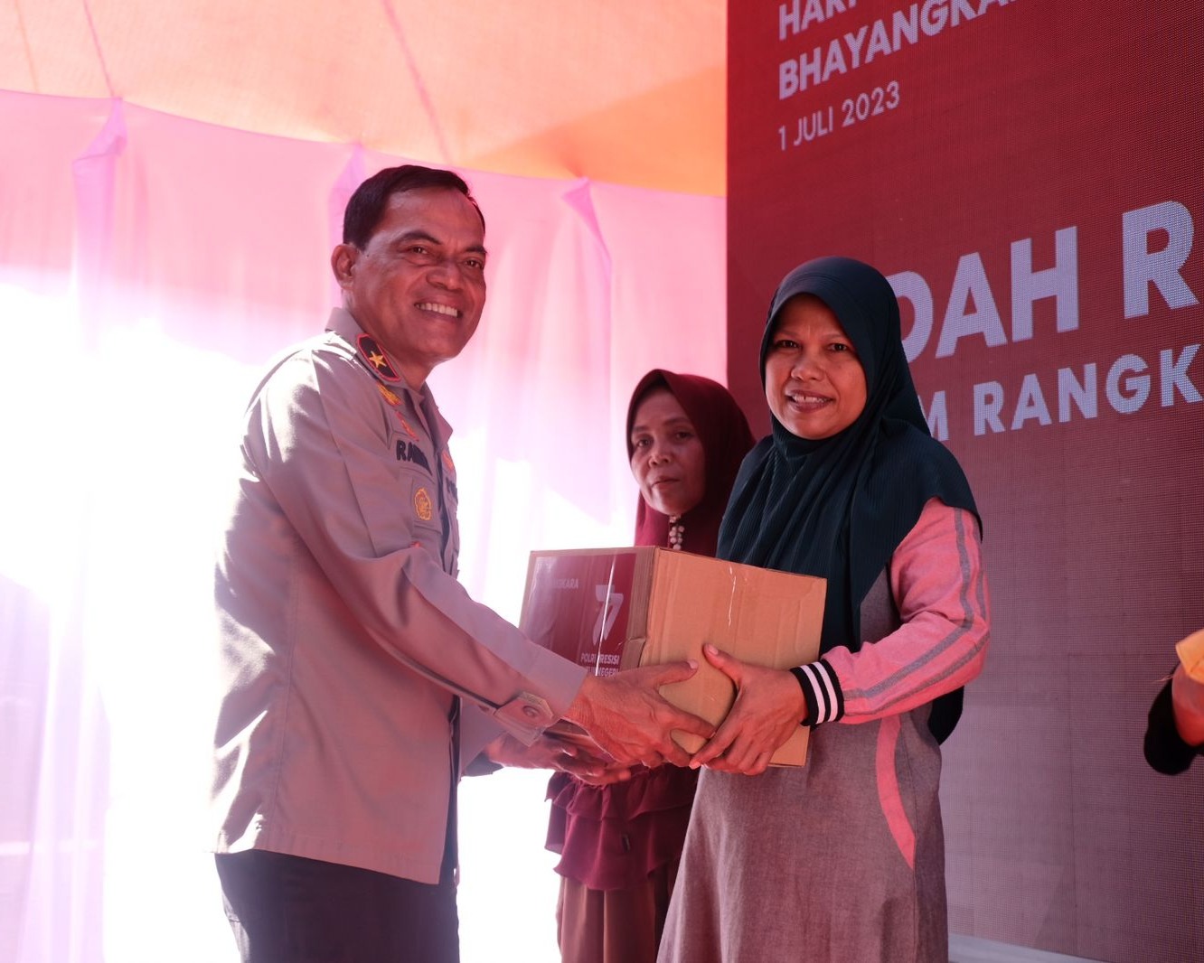 Dalam Rangka Hari Bhayangkara Ke-77, Polda Riau Gelar Bakti Sosial Bedah Rumah di Rumbai Pesisir