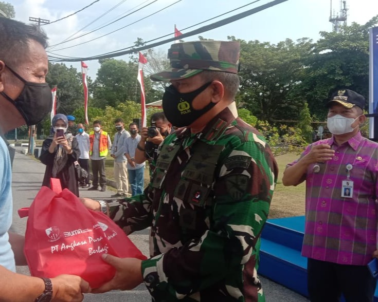 Peduli Dampak Covid-19, PT Angkasa Pura II (Persero) Bandara SSK II Pekanbaru Bersinergi Dengan Lanud RSN Gelar Penyerahan Bantuan Sembako Gratis