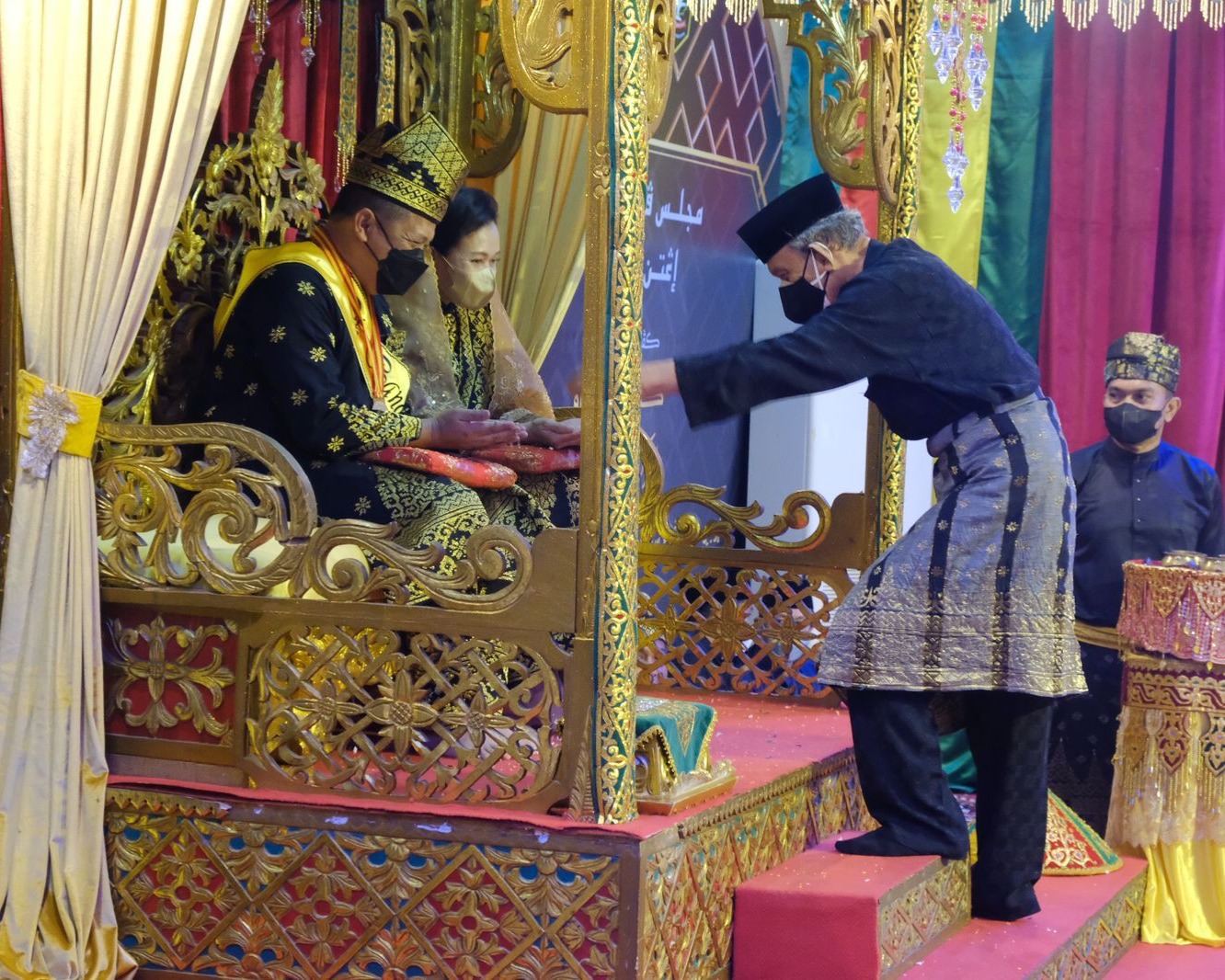 Melalui Prosesi Sakral, Kapolda Irjen Pol Agung Setya Imam Effendi Terima Penghargaan Ingatan Budi Dari Lembaga Adat Melayu Riau 