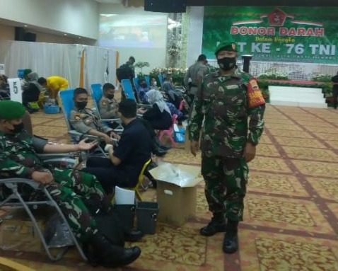 Sambut HUT TNI Ke-76, Personel Kodim 0301/PBR Ikuti Kegiatan Baksos Donor Darah