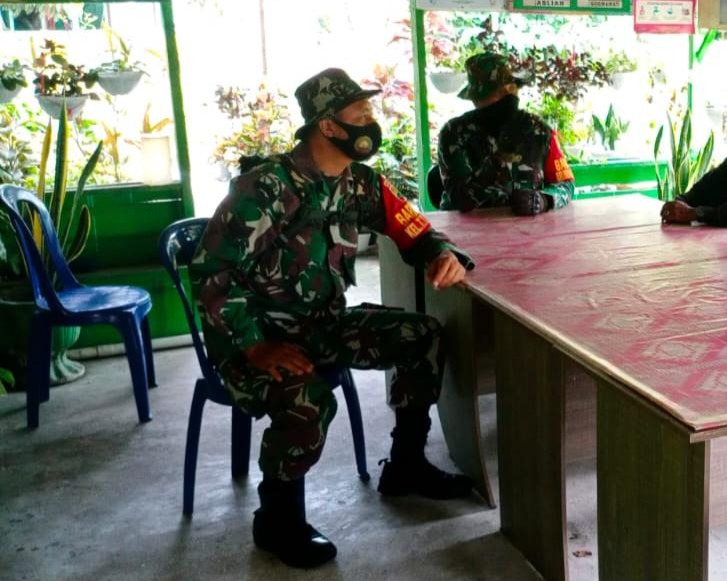 Gunakan Motor Dinas, Babinsa Kodim 0301/PBR Gelar Patroli dan Sosialisasi Karhutla