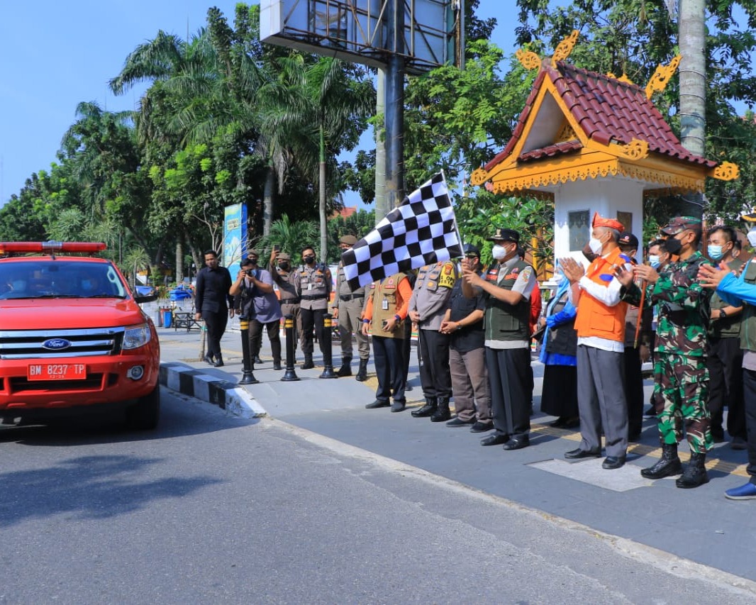Dandim 0301/PBR Dampingi Wali Kota Pekanbaru Bersama Forkompinda Kota Lepas Tim Satgas Covid-19 Untuk Lakukan Penyemprotan Disinfektan