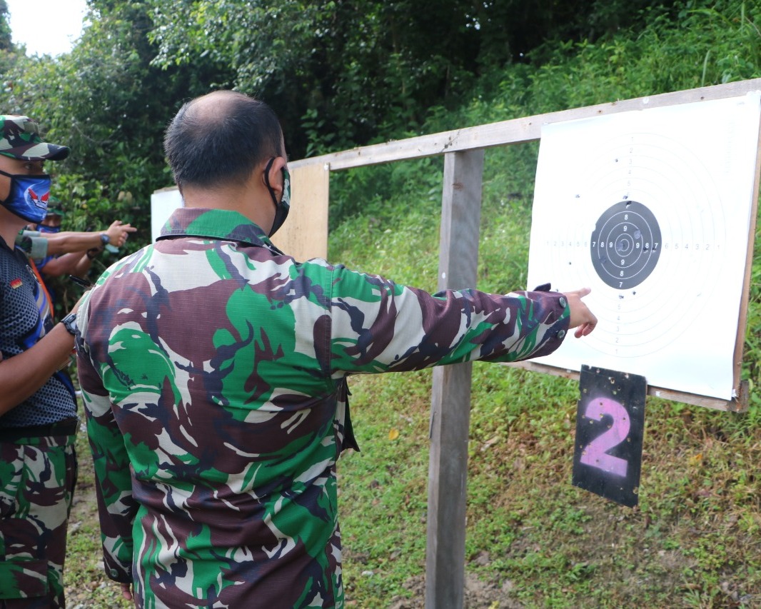 Perwira Lanud RSN Asah Kemahiran Menembak