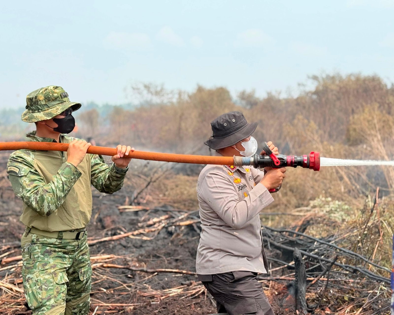 Kapolres Pelalawan Pimpin Langsung Pemadaman Karhutla Di Desa Rantau Baru, Api Berhasil Dijinakkan
