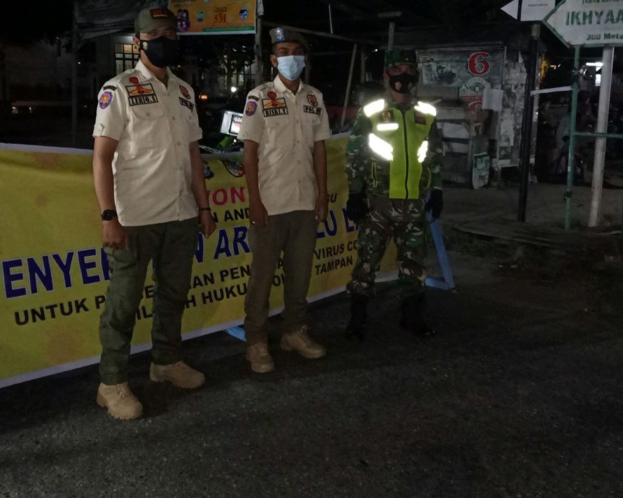 Personil Babinsa Kodim 0301/PBR Laksanakan Kegiatan Penyekatan PPKM Berskala Mikro di Kelurahan Sidomulyo Barat