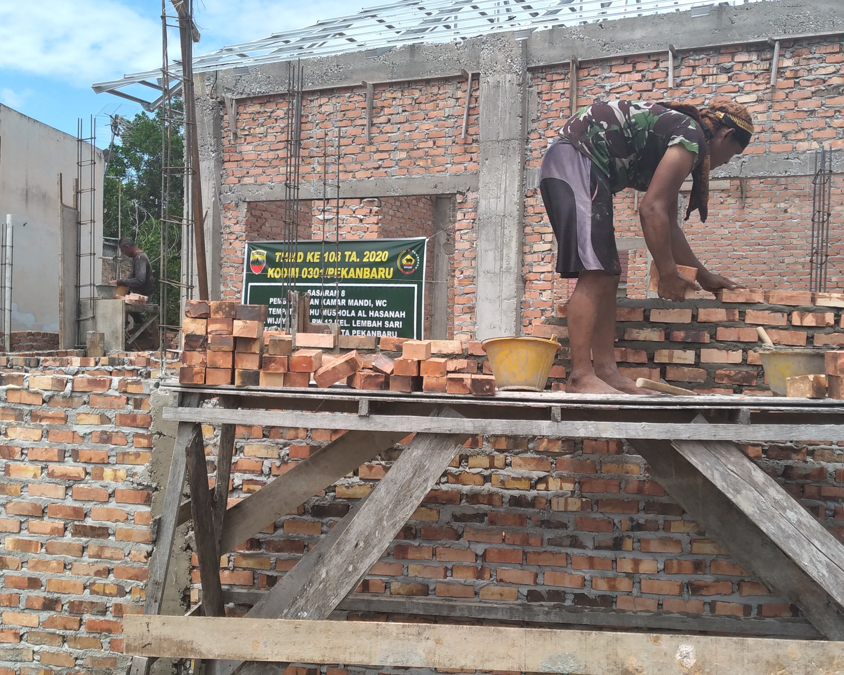 Sasaran 8 TMMD, Babinsa Kodim 0301/PBR Bersama Warga Terus Gesa Untuk Membangun Menaikkan Batu Tembok Dinding Kamar Mandi, Tempat Wudhu Musholah Al Hasanah