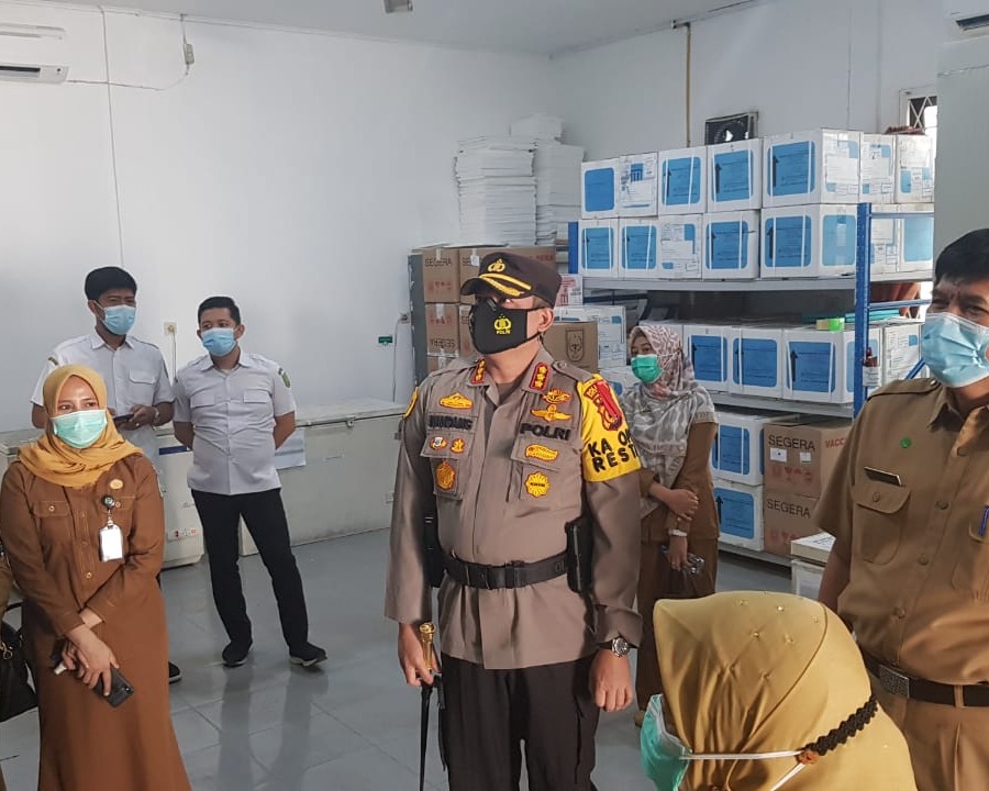 Kapolresta Pekanbaru Cek Pendistribusian Vaksin Covid-19 di Gudang Instalasi Farmasi Logistik Kesehatan