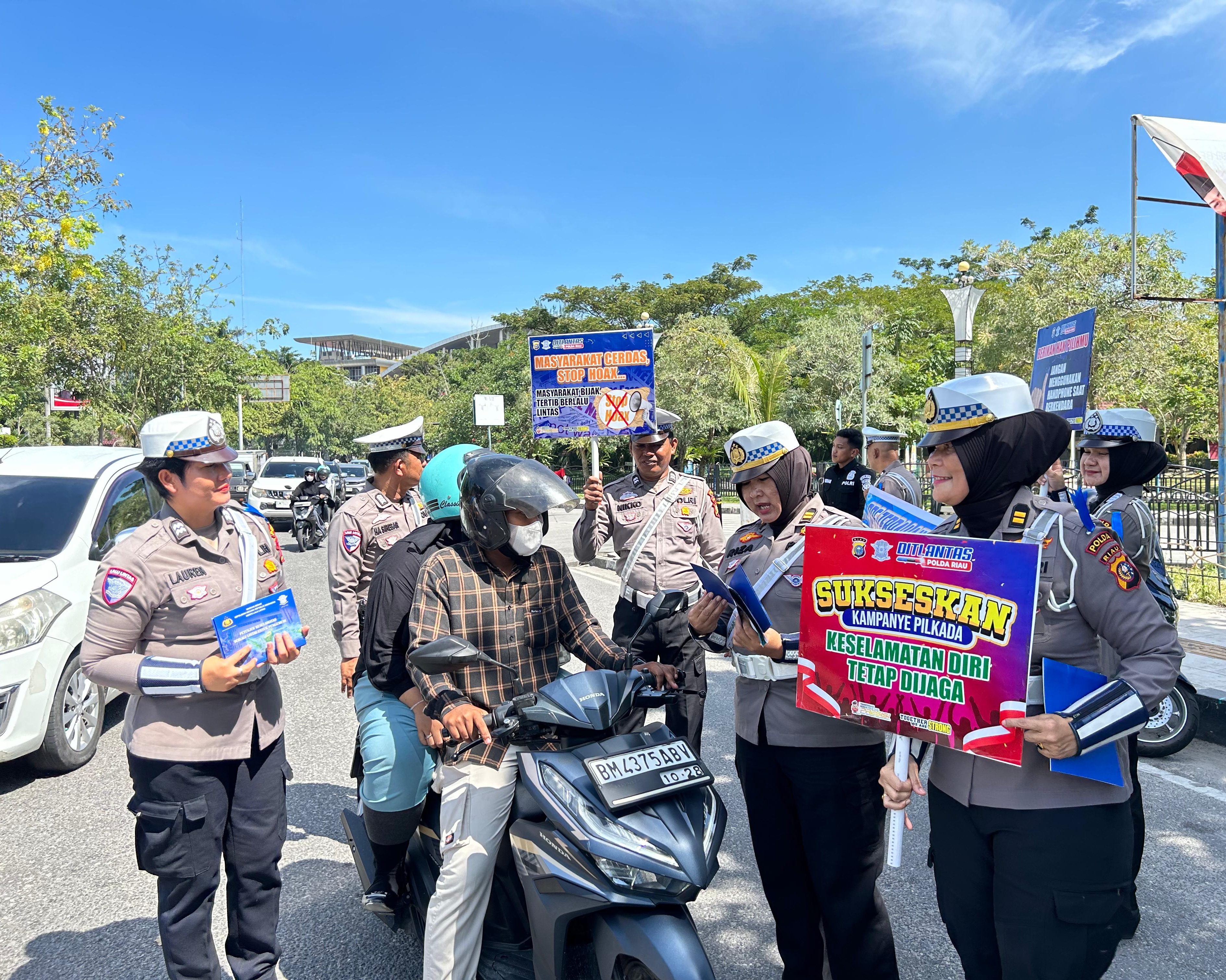 Tim Satgas Preemtif Operasi Zebra Lancang Kuning 2024 Edukasi Masyarakat dan Pengendara di Kawasan Taman Kota dan di Bawah Fly Over Jembatan Siak IV