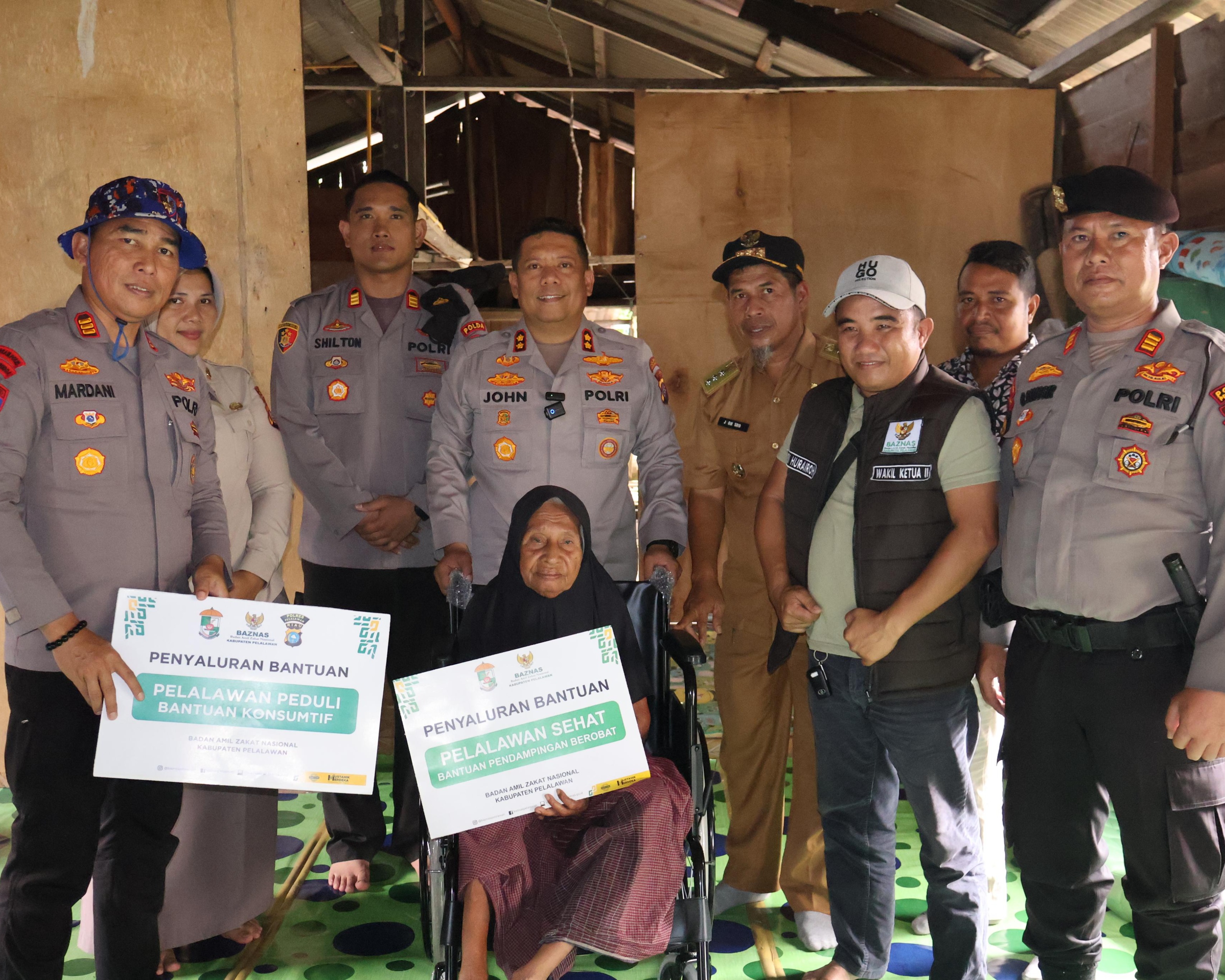 Kapolres Pelalawan Salurkan Bantuan Sosial Kepada Masyarakat Miskin