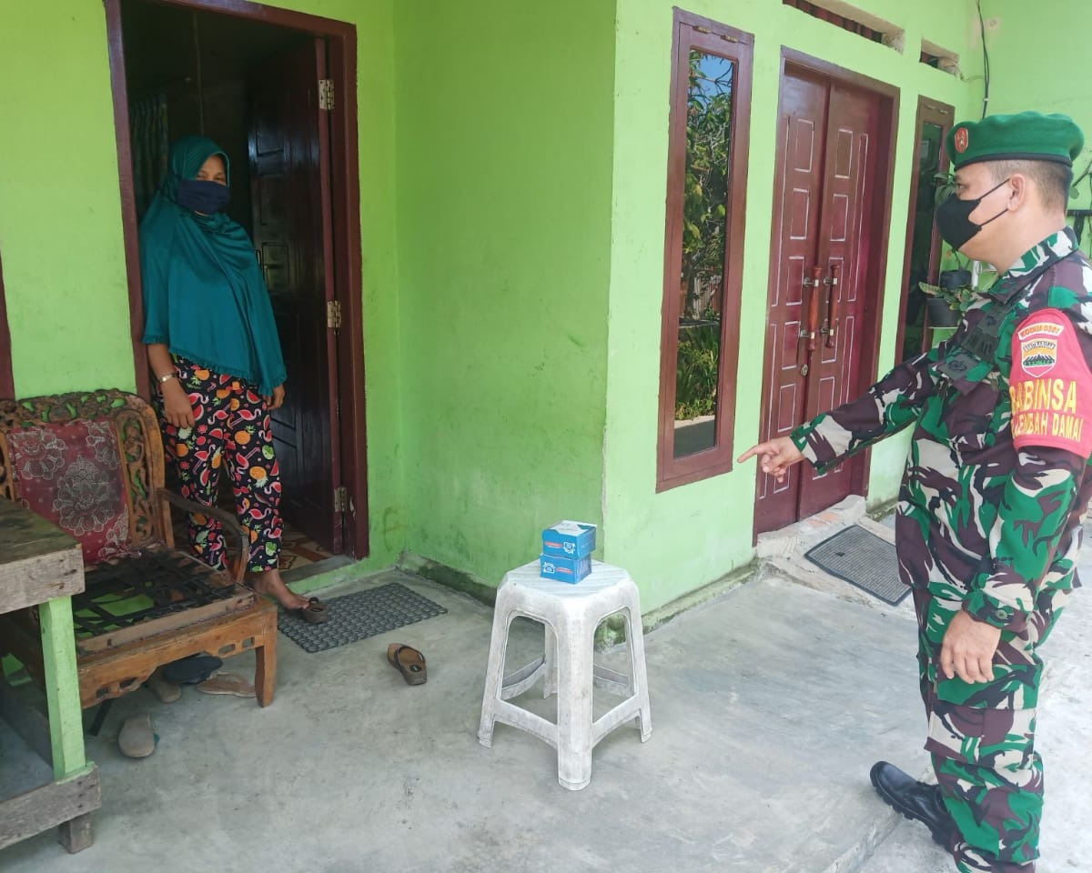 Peduli Masyarakat Yang Isoman, Babinsa Kodim 0301/PBR Salurkan Bansos dan Multivitamin di Kelurahan Lembah Damai