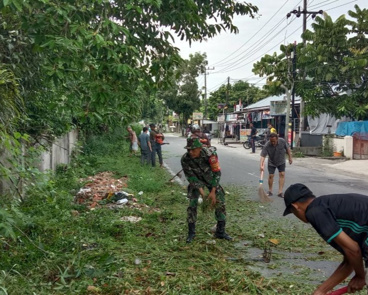 Personil Kodim 0301/PBR Bersama Warga Jalan Bangau Sakti Gelar Gotong Rotong Bersama