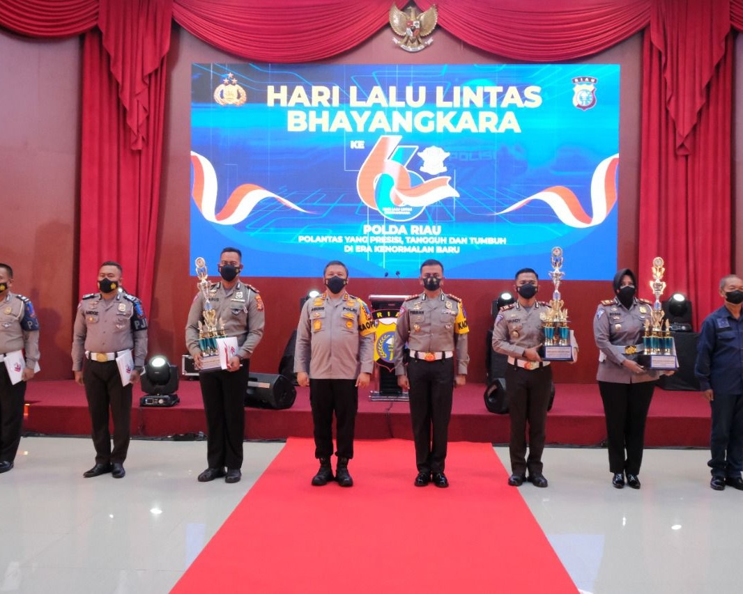 Peringati Hari Lalu Lintas Bhayangkara Ke-66, Kapolda Riau Berikan Penghargaan Personel Berprestasi