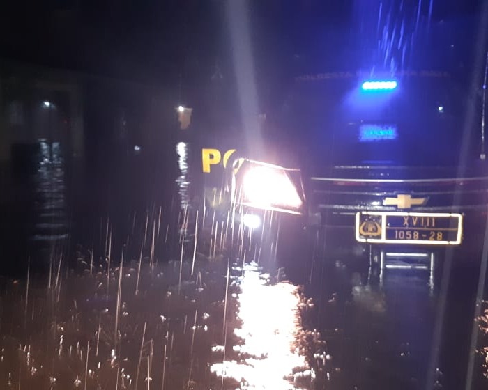 Satsabhara Polresta Palangka Raya Mengevakuasi Warga Terkena Banjir