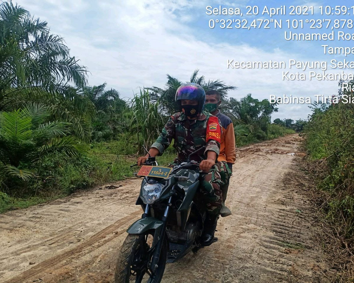Personil Babinsa Kodim 0301/PBR Laksanakan Patroli dan Sosialisasi Karhutla Kepada Masyarakat di Kelurahan Tirta Siak