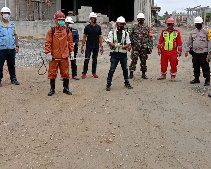 Babinsa Kodim 0301/PBR Bersama Ketua RW, RT Laksanakan Penyemprotan Disinfektan di Kawasan Pembangunan Pabrik Sari Roti
