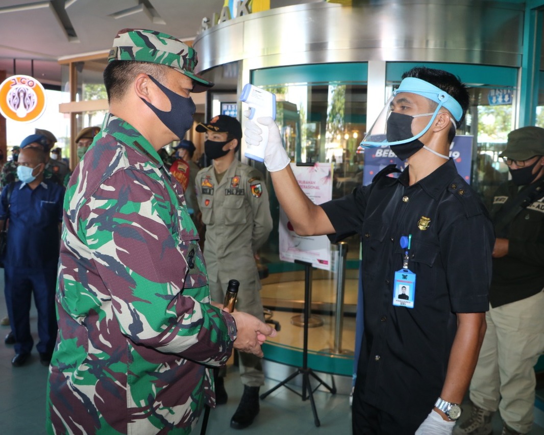 Danlanud RSN Bersama Gubernur Riau Tinjau Pelaksanaan Penegakan Displin Protokol Kesehatan