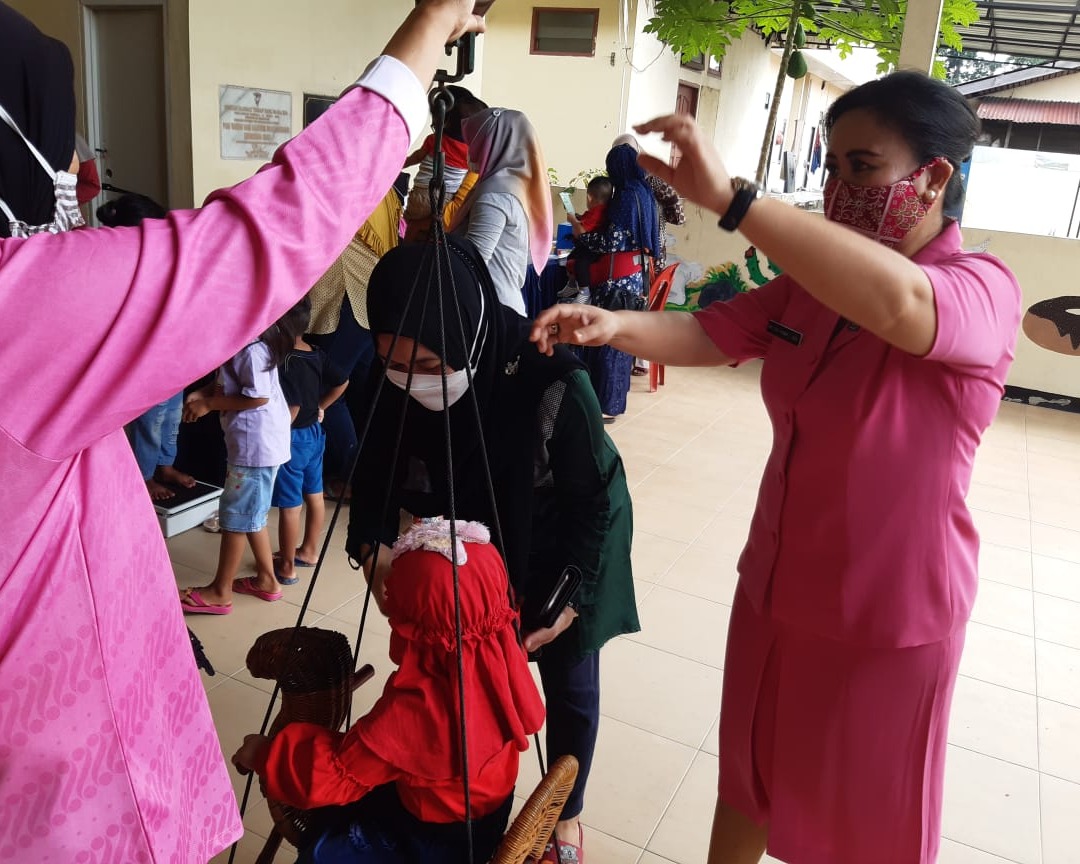 Dansat Brimob Bersama Ketua Bhayangkari Cabang Sat Brimob Daerah Riau Laksanakan Pengecekan Pelayanan Posyandu dan Imunisasi