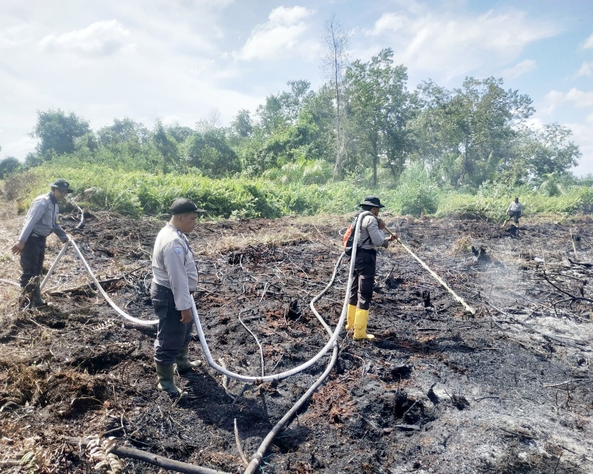 Cegah Karhutla, Polsek Tanah Putih Rohil Berjibaku Padamkan satu Titik Kobaran Api