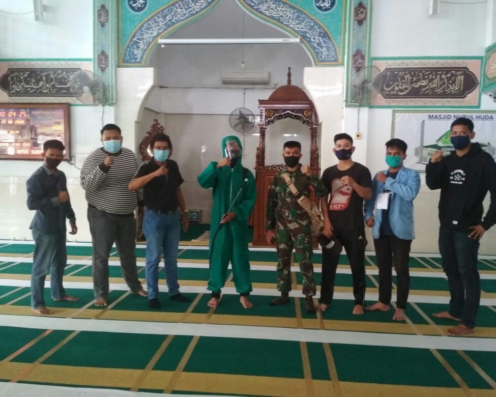 Cegah Penyebaran Covid-19, Babinsa Kodim 0301/PBR Bersama Tim Relawan UNRI Laksanakan Penyemprotkan Disinfektan Di Masjid Paripurna Nurul Huda