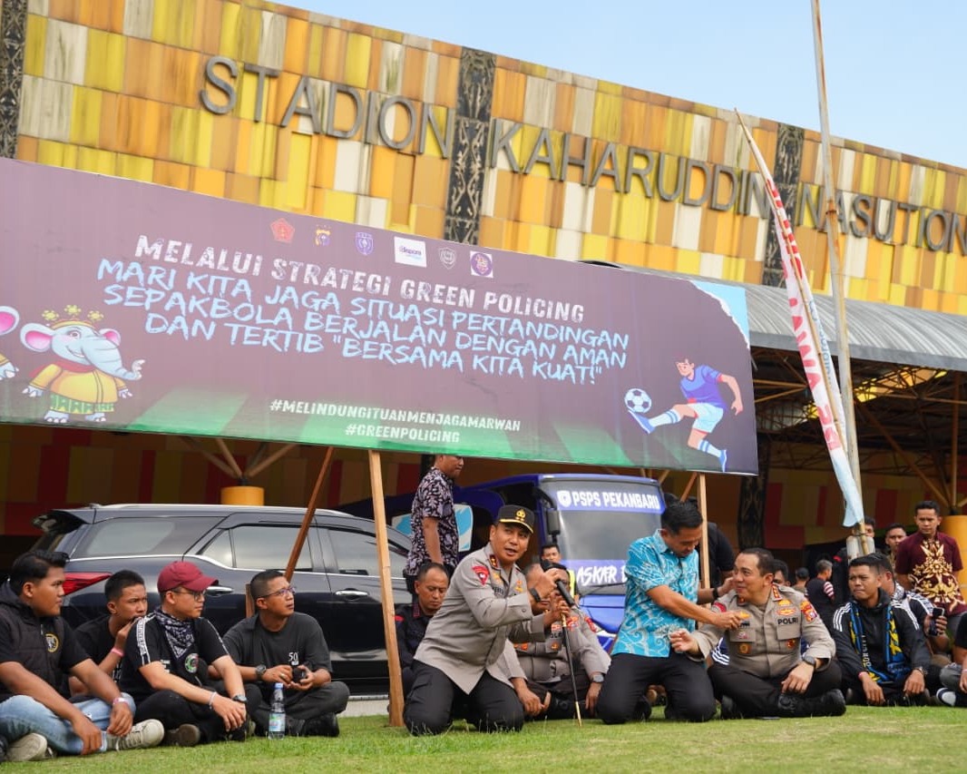 Kapolda Riau Ajak Doa Dan Makan Bersama Suporter PSPS Pekanbaru Di Stadion Kaharuddin Nasution