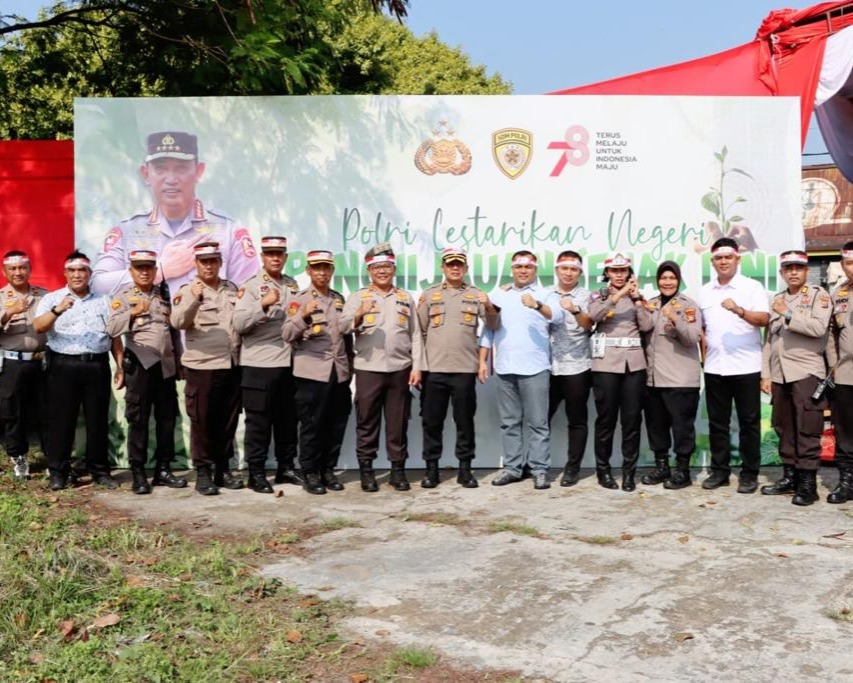 Kapolresta Pekanbaru Dan Polsek Jajaran Laksanakan Penanaman Ribuan Bibit Pohon Dalam Rangka HUT RI Ke-78, 'Polri Lestarikan Negeri, Penghijauan Sejak Dini'