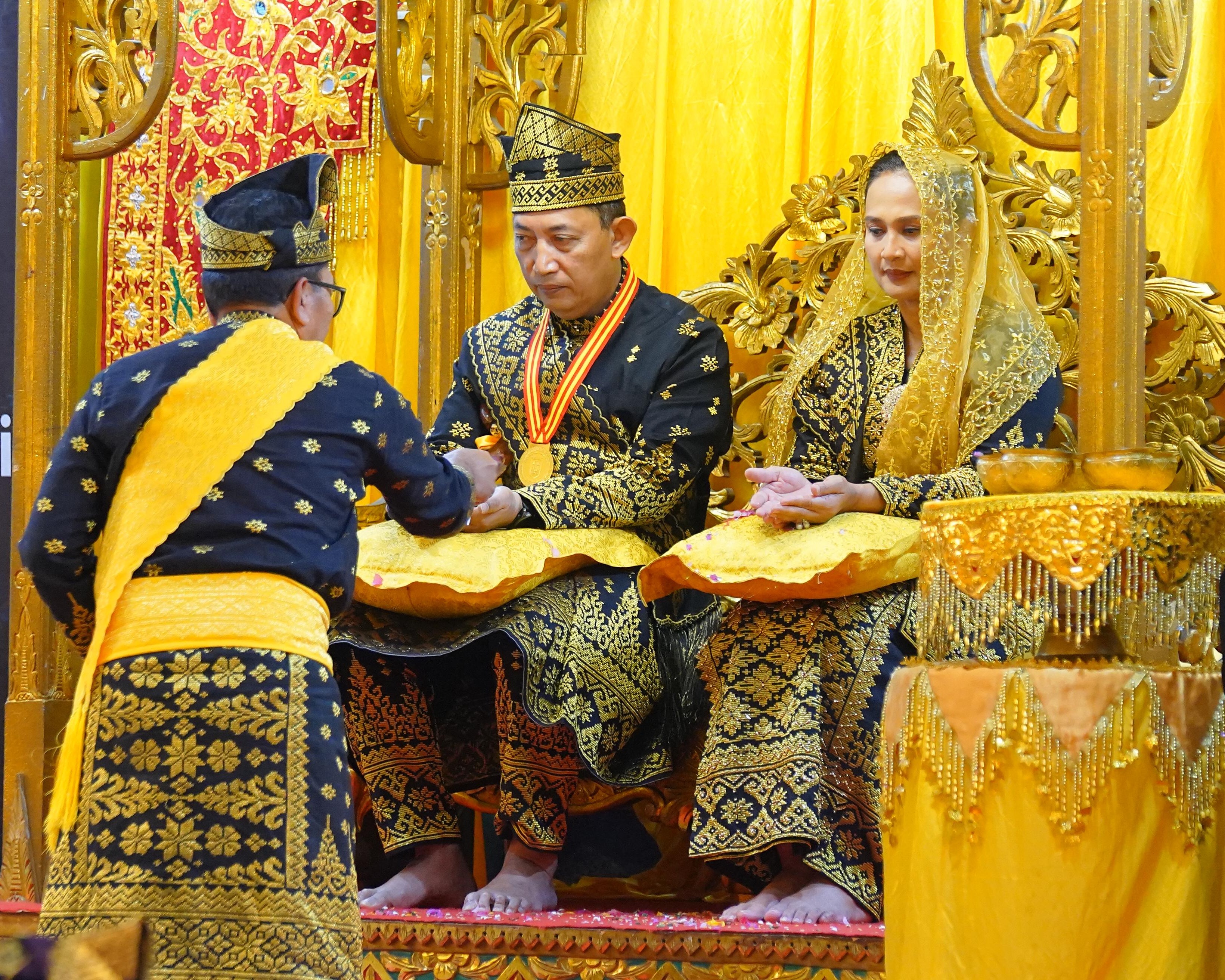 Kapolri Terima Anugerah Adat 'Ingatan Budi': Simbol Sinergi Negara Dan Masyarakat Adat