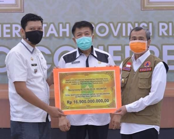 Melalui Aplikasi Virtual, Gubri Serahkan Bansos Kepada Kabupaten/Kota Se Provinsi Riau