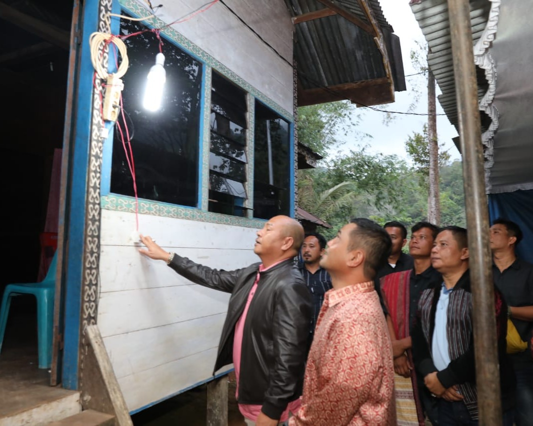 Bupati Taput Nikson Nababan Resmikan Penyalaan Jaringan Listrik di Desa Hutajulu Balik Kacamatan Parmonangan