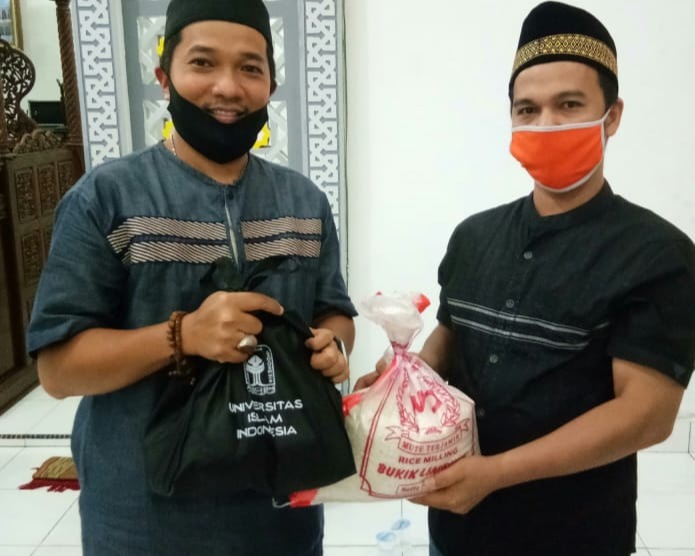 Aksi Peduli Sosial DPW IKA UII Jogja Wilayah Riau Memberikan Paket Sembako Kepada Warga Yang Terdampak Covid-19