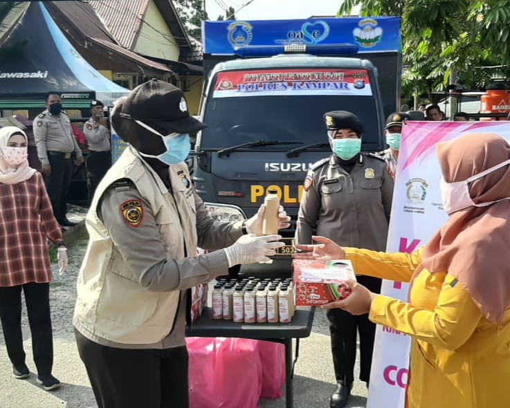 Bantu Masyarakat Terdampak Covid-19, Polwan Polres Kampar Distribusikan 200 Nasi Kotak dari Bhayangkari