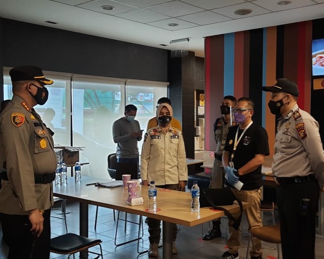 Kerumunan di McD, Tim Satgas Covid-19 Kota Pekanbaru Lakukan Pembubaran dan Penyegelan Sementara