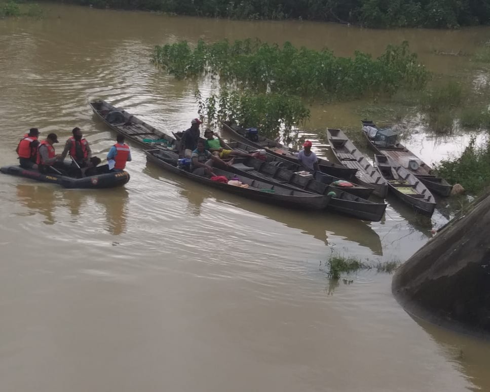 Personel Polres Kampar dan Polair Polda Riau Bantu Warga Terdampak Banjir di Kecamatan Gunung Sahilan