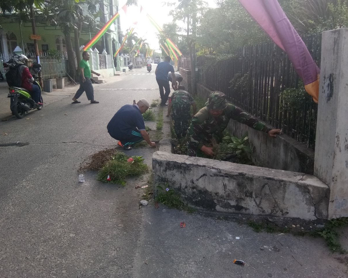 Babinsa Kodim 0301/Pekanbaru Laksanakan Gotong Royong Membersihkan Parit Bersama Warga