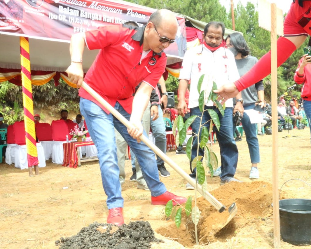 Rangkaian HUT PDI-P Ke-48, Bupati Taput Sekaligus Ketua DPC PDI-P Taput Tanam 2.500 Bibit Pohon Berbuah Serentak Di Pelataran Salib Kasih Siatas Barita