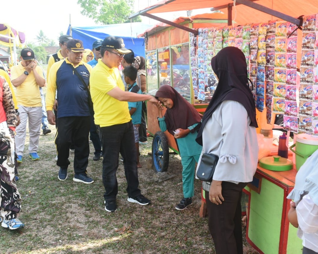 Bupati Lampung Timur Menghadiri Acara Gerak Jalan Santai Dalam Rangka Memperingati HUT PGRI Ke 74