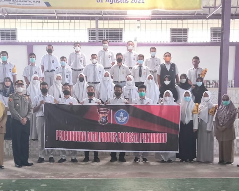 Kapolsek Limapuluh Polresta Pekanbaru Kukuhkan Duta Prokes Di Lingkungan Pendidikan SMA Negeri 1