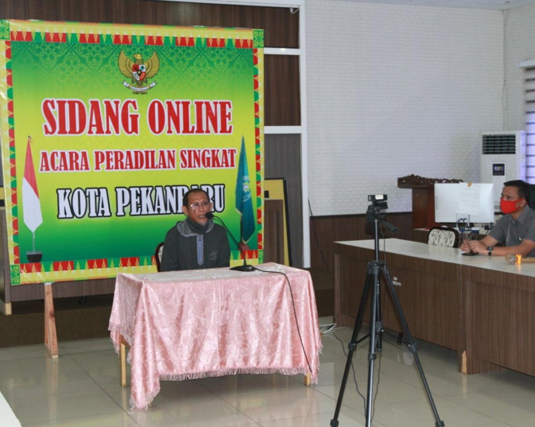 Perdana, Pelaku Pelanggar PSBB Kota Pekanbaru Menjalani Proses Sidang Pengadilan Secara Online
