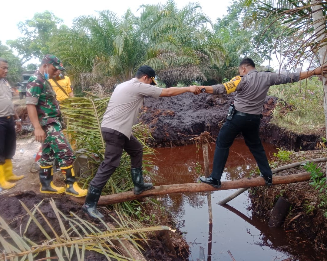 Kapolres Kampar Bersama Dandim 0313/KPR Lakukan Pengecekan Lokasi Karhutla di Desa Rimbo Panjang