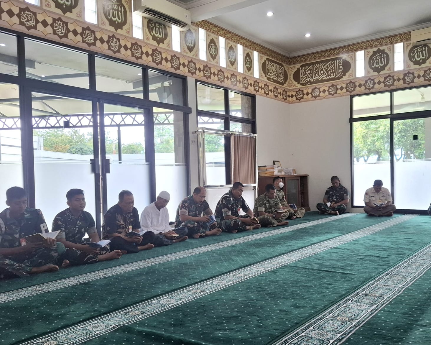 Usai Shalat Jumat, Personel Makodau I Gelar Doa Bersama