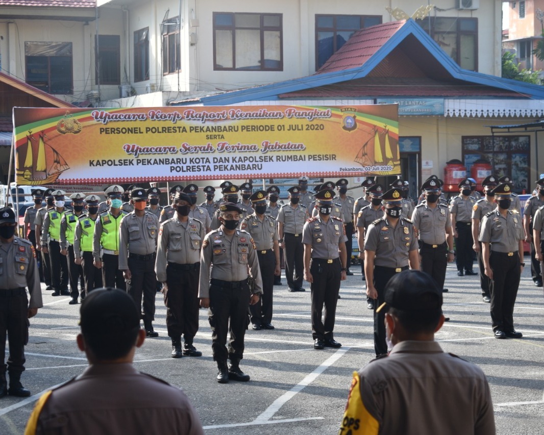 Polresta Pekanbaru Gelar Upacara Korp Raport Kenaikan Pangkat Dan Sertijab Dua Kapolsek