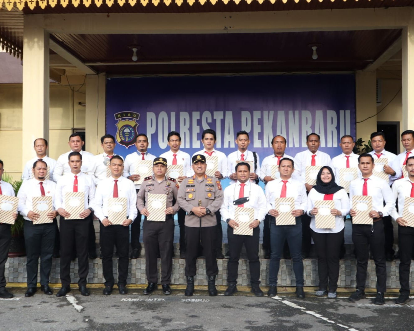 Pimpin Upacara Penyerahan Penghargaan, Kapolresta Pekanbaru: Jadikan Ini Sebagai Motivasi Untuk Berikan Pelayanan Terbaik Kepada Masyarakat