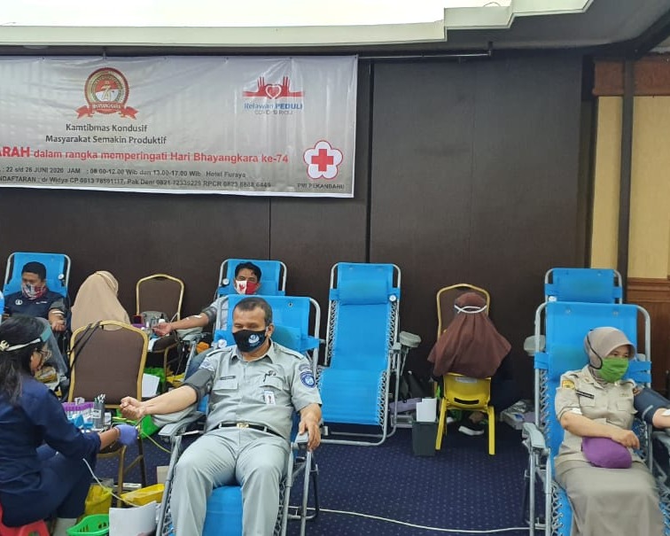 Pegawai Jasa Raharja Riau Ikut Serta Mendonor Darah Dalam Rangka Hari Bhayangkara ke 74