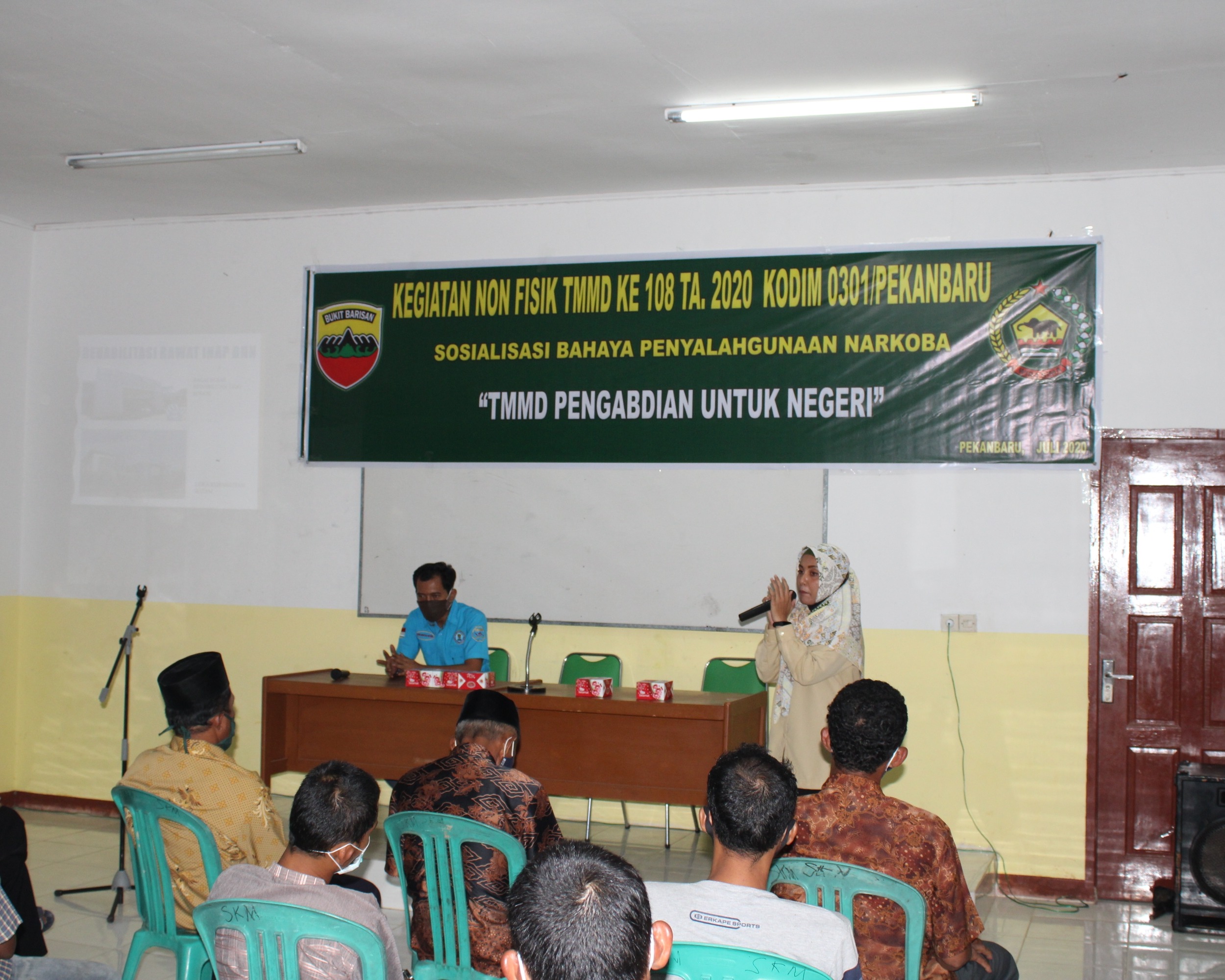 Warga Kelurahan Tebing Tinggi Okura, Apresiasi Atas Pelaksanaan Sosialisasi Bahaya Penyalahgunaan Narkoba Dalam Kegiatan Non Fisik TMMD Ke-108 Kodim 0301/PBR