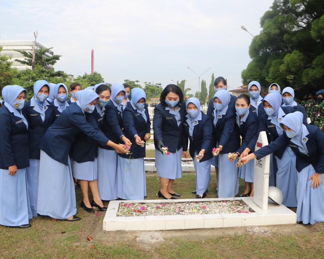 Dalam Rangka Memperingati Hari Bakti TNI AU Ke-73, Danlanud RSN Pimpin Kegiatan Ziarah di TMP Kusuma Dharma