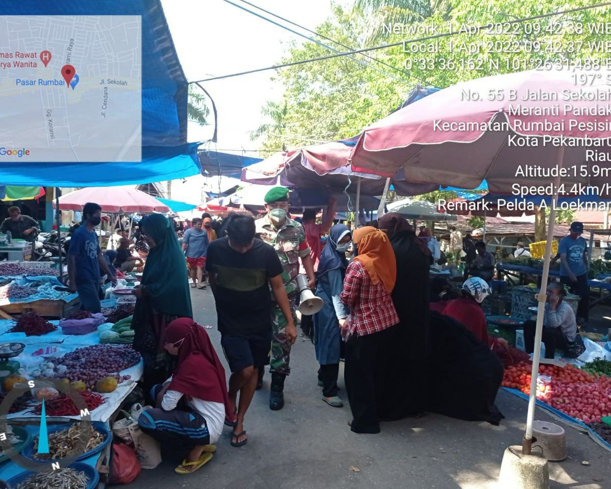 Gunakan Pengeras Suara, Babinsa Kodim 0301/PBR Berikan Himbauan Prokes Di Pasar Rumbai