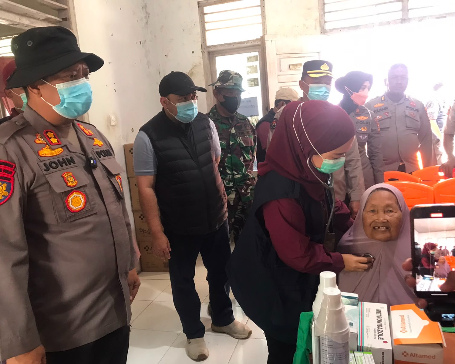 Kapolres Pelalawan Bersama Tim Gabungan Bagikan Masker dan Sembako Untuk Warga Terdampak Asap Karhutla di Kerumutan