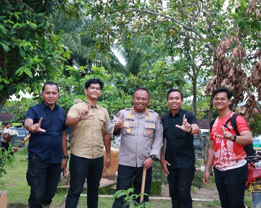 Polda Riau 'Wariskan' Pohon Di Kabupaten Agam Jelang Berakhirnya Misi Kemanusiaan