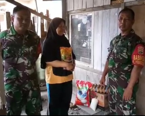 Babinsa Kodim 0301/Pekanbaru Laksanakan Kegiatan Jum'at Berkah, Memberikan Bantuan Sembako Kepada Warga Kurang Mampu