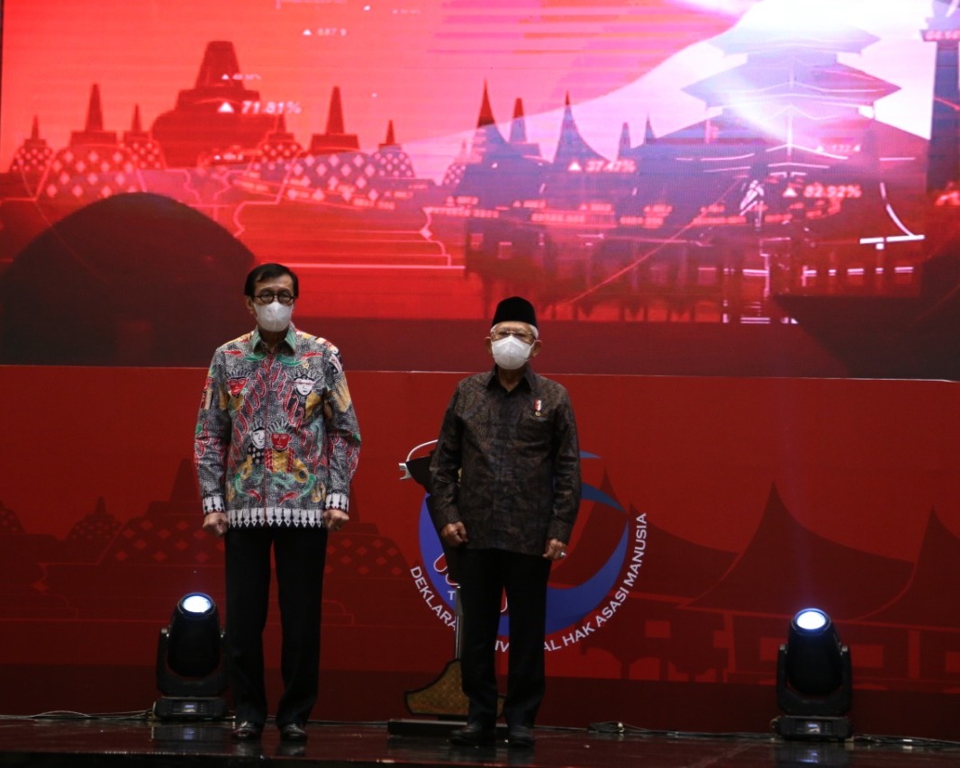 Bupati Tapanuli Utara Terima Piagam Penghargaan Kabupaten Peduli HAM Pada Peringatan Hari HAM Sedunia Ke-74