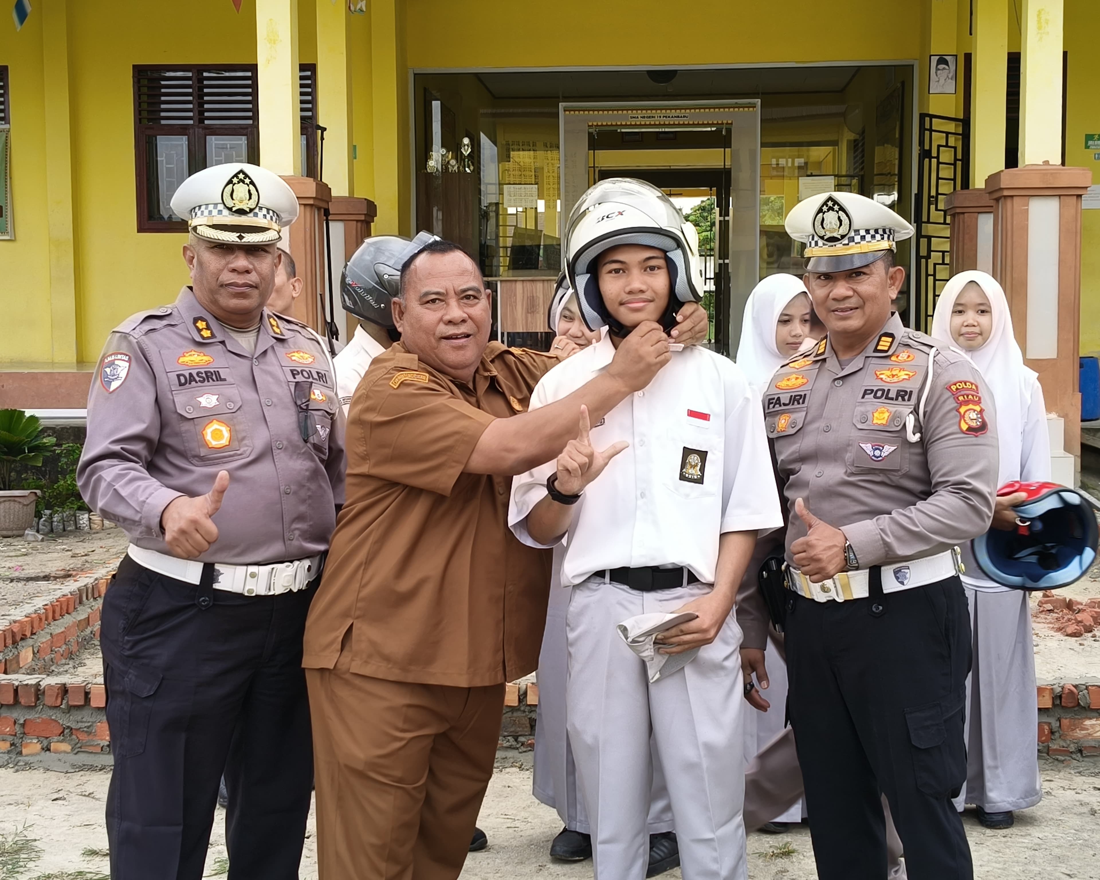 Bangun Generasi Tertib Berlalu Lintas Dan Cinta Lingkungan, Ditlantas Polda Riau Gelar Police Goes To School di SMAN 19 Pekanbaru